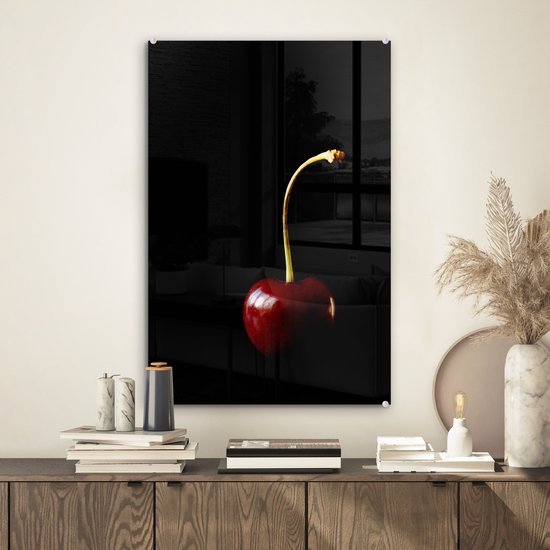 Photo sombre d'une cerise solitaire sur fond noir Plexiglas 40x60 cm - Tirage photo sur Glas (décoration murale en plexiglas)