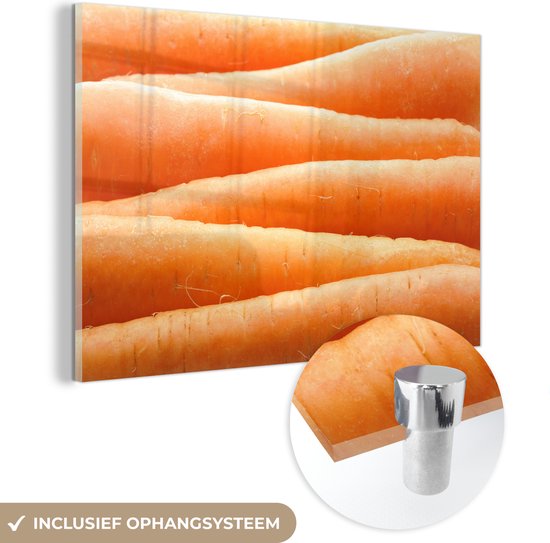MuchoWow® Glasschilderij 90x60 cm - Schilderij acrylglas - Een close-up van verse oranje peen - Foto op glas - Schilderijen