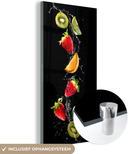 MuchoWow® Glasschilderij 20x40 cm - Schilderij acrylglas - Fruit - Water - Zwart - Stilleven Aardbei - Kiwi - Foto op glas - Schilderijen