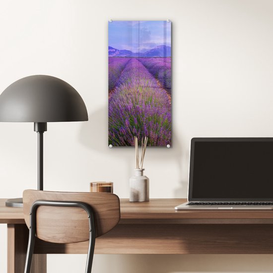 ® Glasschilderij 20x40 cm - Schilderij acrylglas - Rijen van lavendel voor bergen - Foto op glas - Muurdecoratie woonkamer - Wanddecoratie slaapkamer - Schilderijen