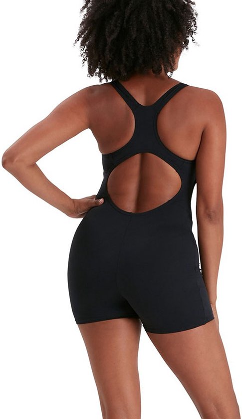 Vrouw in een zwart Speedo sportbadpak met korte broek, van achteren gezien.