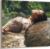 Hout - Poserende Vrouw in Glitter Zwemkleding in Rivier - 100x100 cm - 9 mm dik - Foto op Hout (Met Ophangsysteem)