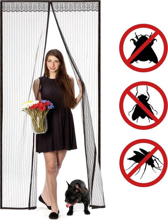 Vrouw in een donkere jurk en een hond staan bij een zwart magnetisch hor, met iconen die insecten weren.
