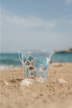 Lichtblauwe emmer met zeelevenprint op het strand.