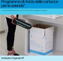 Persoon plaatst tonercartridge in een HP recyclingdoos, met Inchiostro Originale HP tekst.