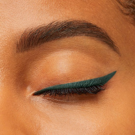 Oogmake-up met een diepgroene eyeliner lijn op een donkerder huidskleurig ooglid.