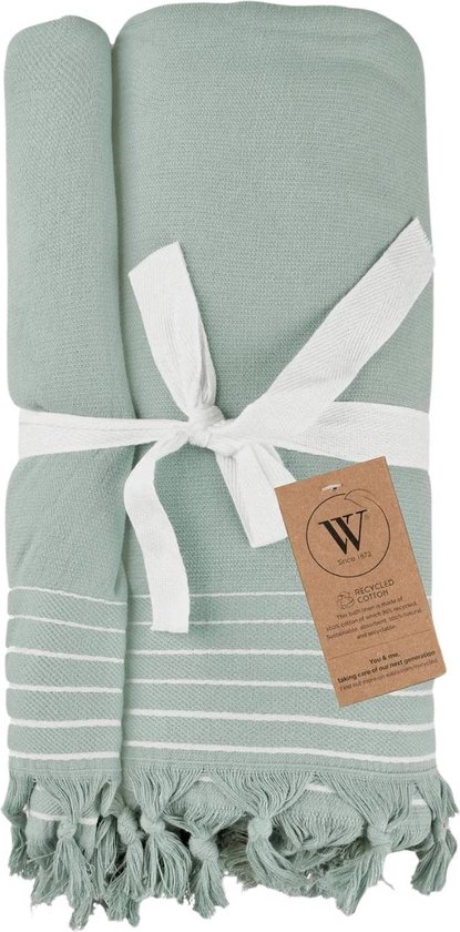 Jadegroene hamamdoek, opgerold en gebonden met wit lint. Recycled katoen. Witte strepen en kwastjes.