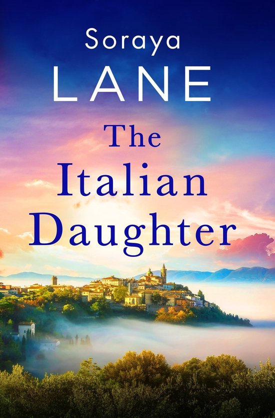 Boekcover van 'The Italian Daughter' van Soraya Lane. Een Italiaans stadje in de mist met een zonsondergang.