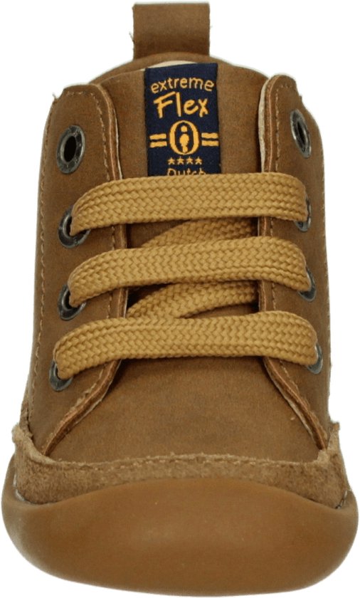 Voorkant van bruine leren Shoesme booties met veters en suède neus.