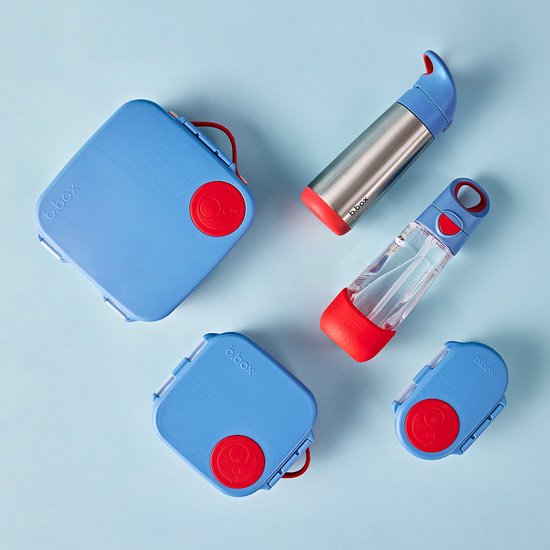 Blauwe lunchboxen en zilveren drinkflessen met rode en blauwe accenten op een blauwe achtergrond.