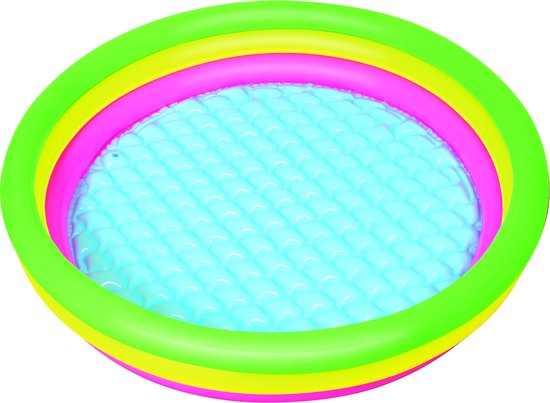 Opblaasbaar zwembad met groen, gele en roze ringen en een lichtblauwe bodem, geïsoleerd op witte achtergrond.