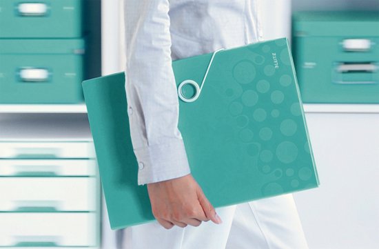 Persoon met een turquoise Leitz projectmap met cirkelpatroon, vastgehouden met een elastiek.