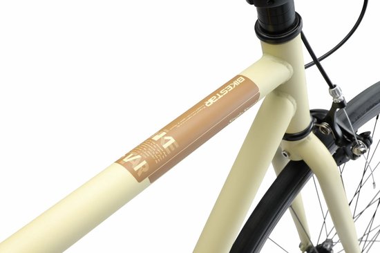 Detail van het middenframe van de crèmekleurige damesfiets met logo.