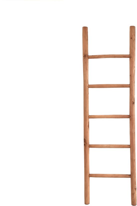 Een houten decoratieve ladder van natuurlijk teakhout, geïsoleerd op een witte achtergrond.