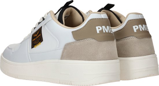 Witte sneakers met beige suède en bruine hielaccenten met PME logo op de achterkant.