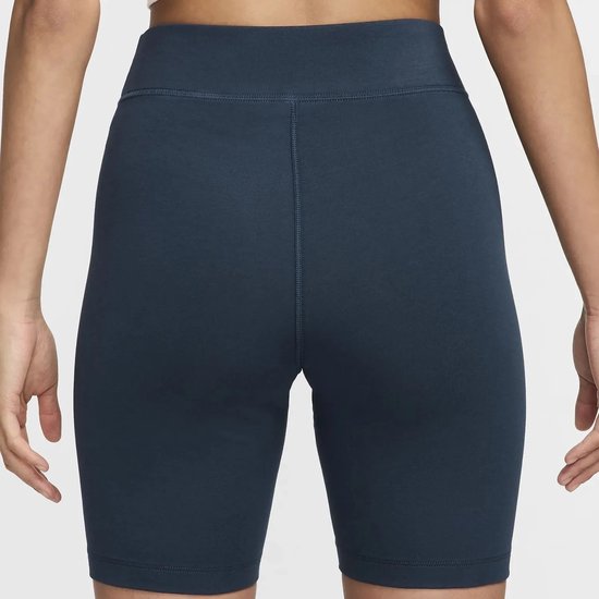 Vrouw, achterkant, donkerblauwe fietsbroek met een gestikte naad in het midden.
