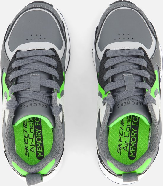 Bovenkant van grijze Skechers sneakers met neon groene binnenzolen met 'Air-Cooled Memory Foam' tekst.