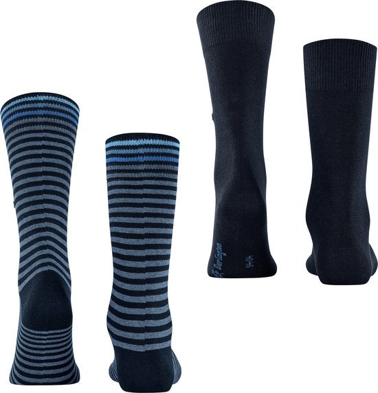 Twee paar donkerblauwe sokken. Eén paar effen donkerblauw, het andere paar heeft horizontale strepen in donkerblauw en grijsblauw.