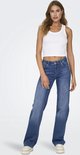 Model van voren gezien in een wijde, middelhoge jeans met rechte pijpen in medium denim.