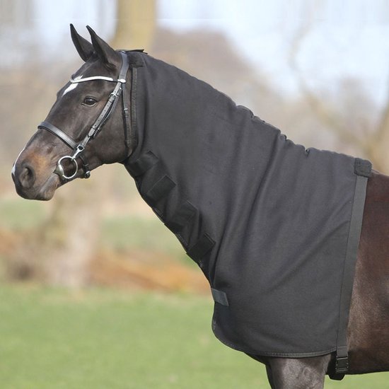 Zwart fleece halsstuk voor paard, vastgemaakt met klittenband en gespen.