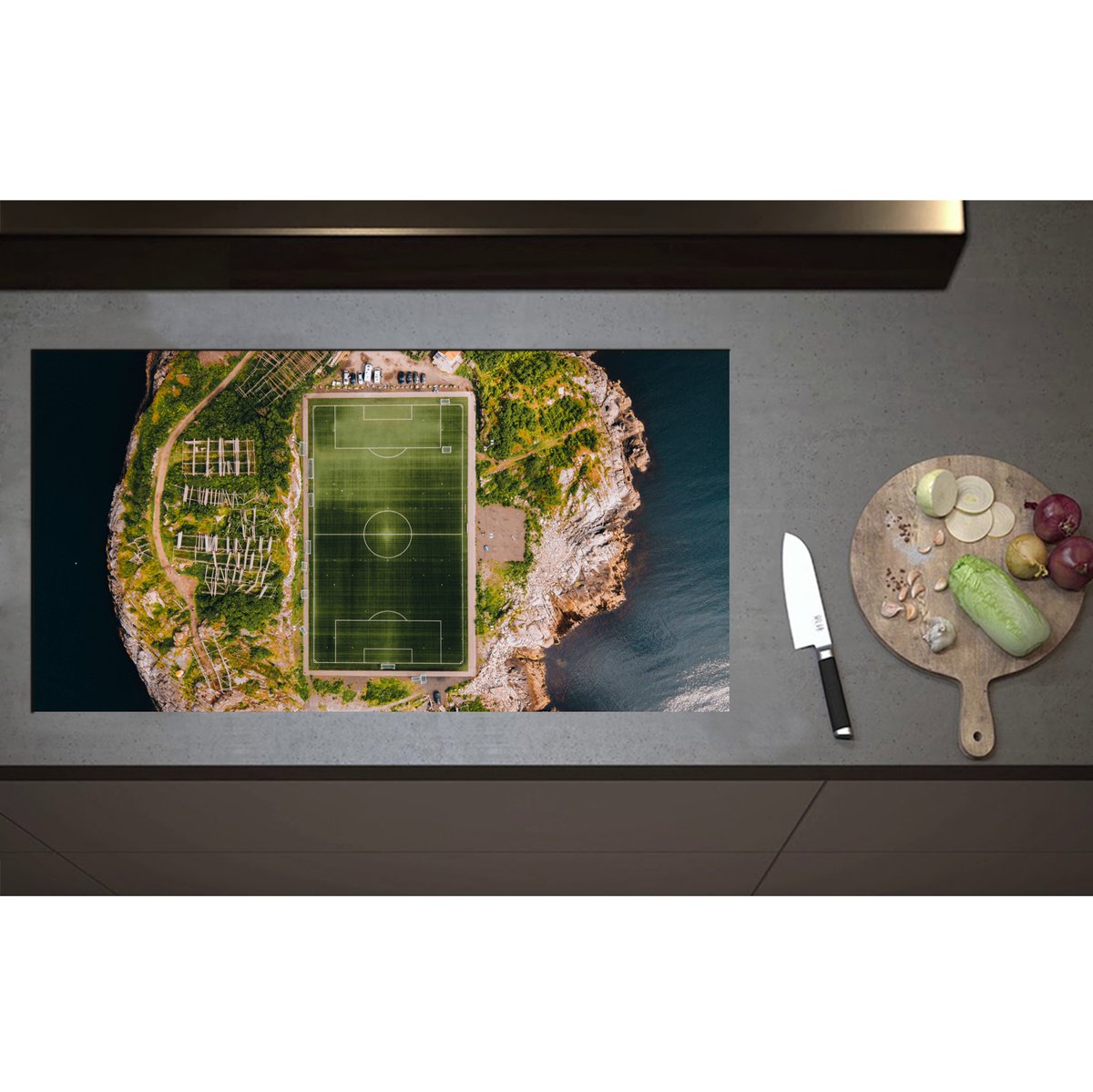 Inductieplaat Beschermer - Bovenaanzicht van het Henningsvaer Voetbal Stadion in Noorwegen - 95x50 cm - 2 mm Dik - Inductie Beschermer - Bescherming Inductiekookplaat - Kookplaat Beschermer van Wit Vinyl