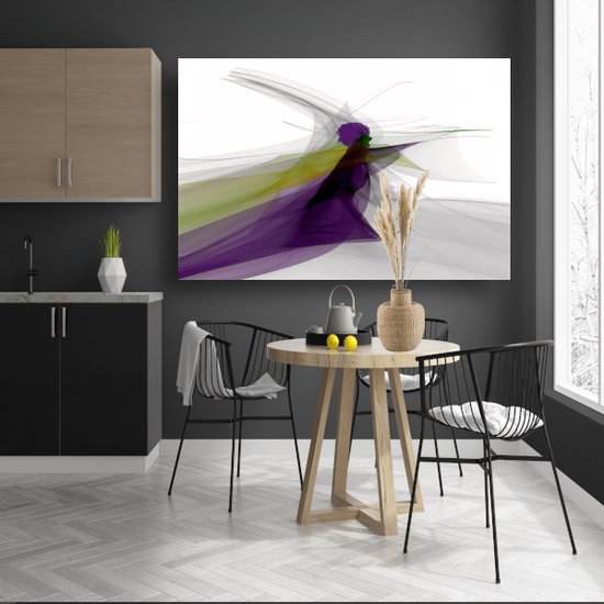 Abstract schilderij met paarse, groene en grijze lijnen die een figuur vormen, hangend boven een eettafel.