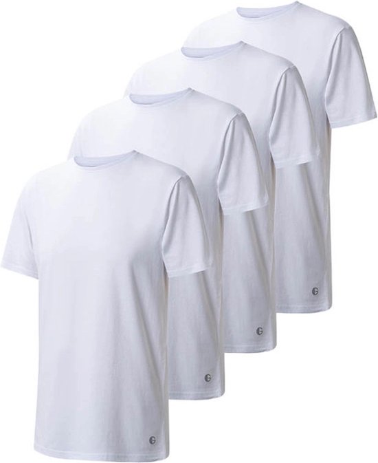 Vier witte, effen T-shirts met ronde hals, met het G-logo op de linkeronderzoom.