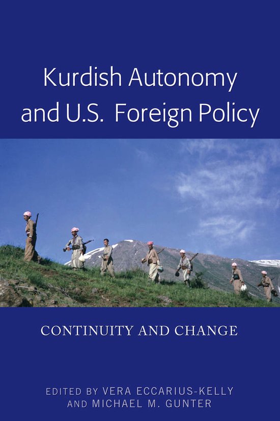 Boekomslag "Kurdish Autonomy and U.S. Foreign Policy" met een foto van zeven mannen met geweren op een heuvel.