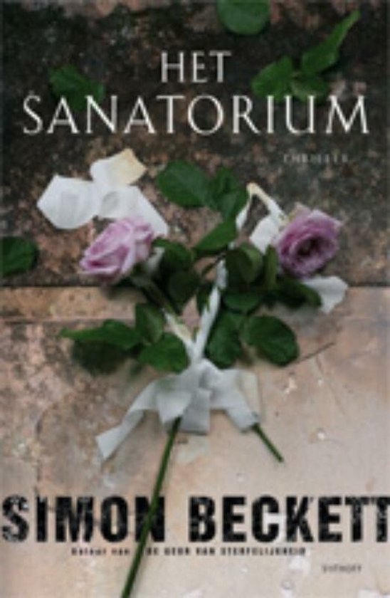 Boekcover met de titel 'Het Sanatorium' en een bos rozen gebonden met wit lint op een stenen achtergrond.