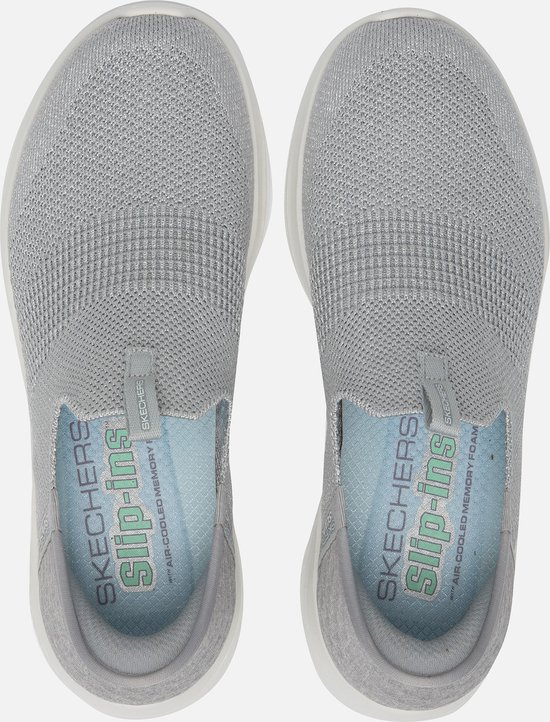 Bovenaanzicht van grijze Skechers Slip-ins Ultra Flex 3.0 instappers met blauwe binnenzolen waarop 'Slip-ins' staat.