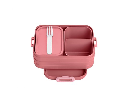 Boîte à lunch bento rose avec une fourchette blanche sur le couvercle du premier compartiment. Deux étages avec plusieurs compartiments.