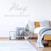 Always Kiss Me Goodnight - Argent - 120 x 69 cm - Textes anglais de chambre à coucher - Muursticker4Sale
