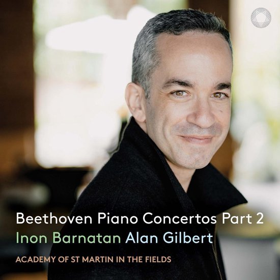 Een man van middelbare leeftijd met kort, grijs haar en een zwarte jas poseert met een glimlach. Beethoven Piano Concertos Part 2, Inon Barnatan, Alan Gilbert.
