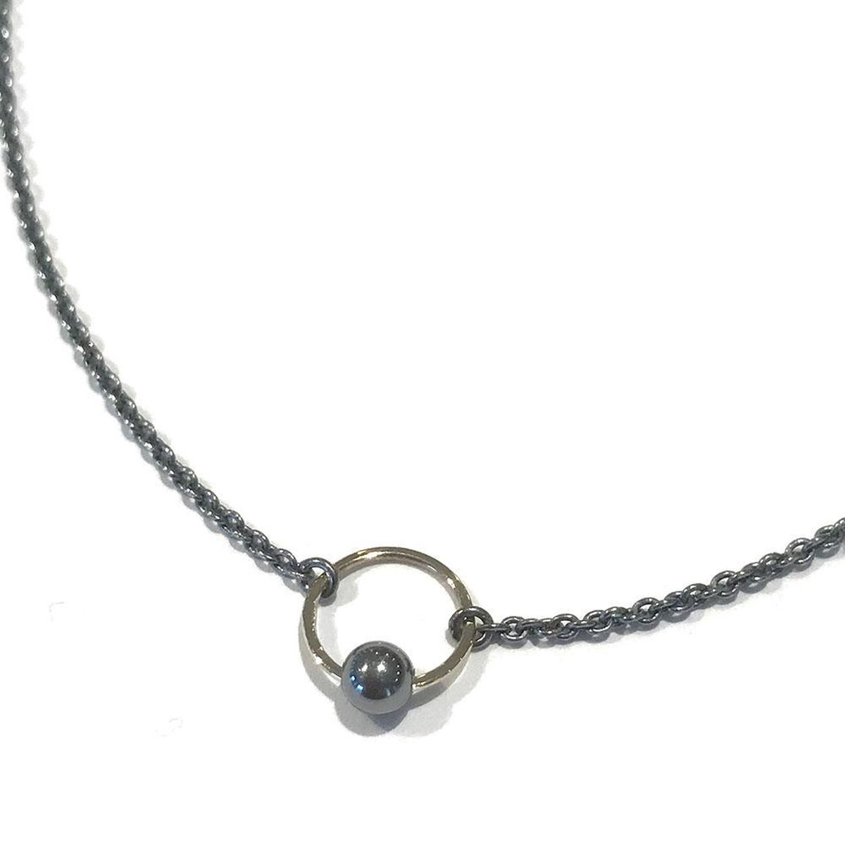 Gezwart zilveren 'oogjes' collier vanNienke met 14 karaat geel gouden oog, zilveren bolletje en 1.3mm ankerschakel ketting, model 41cm