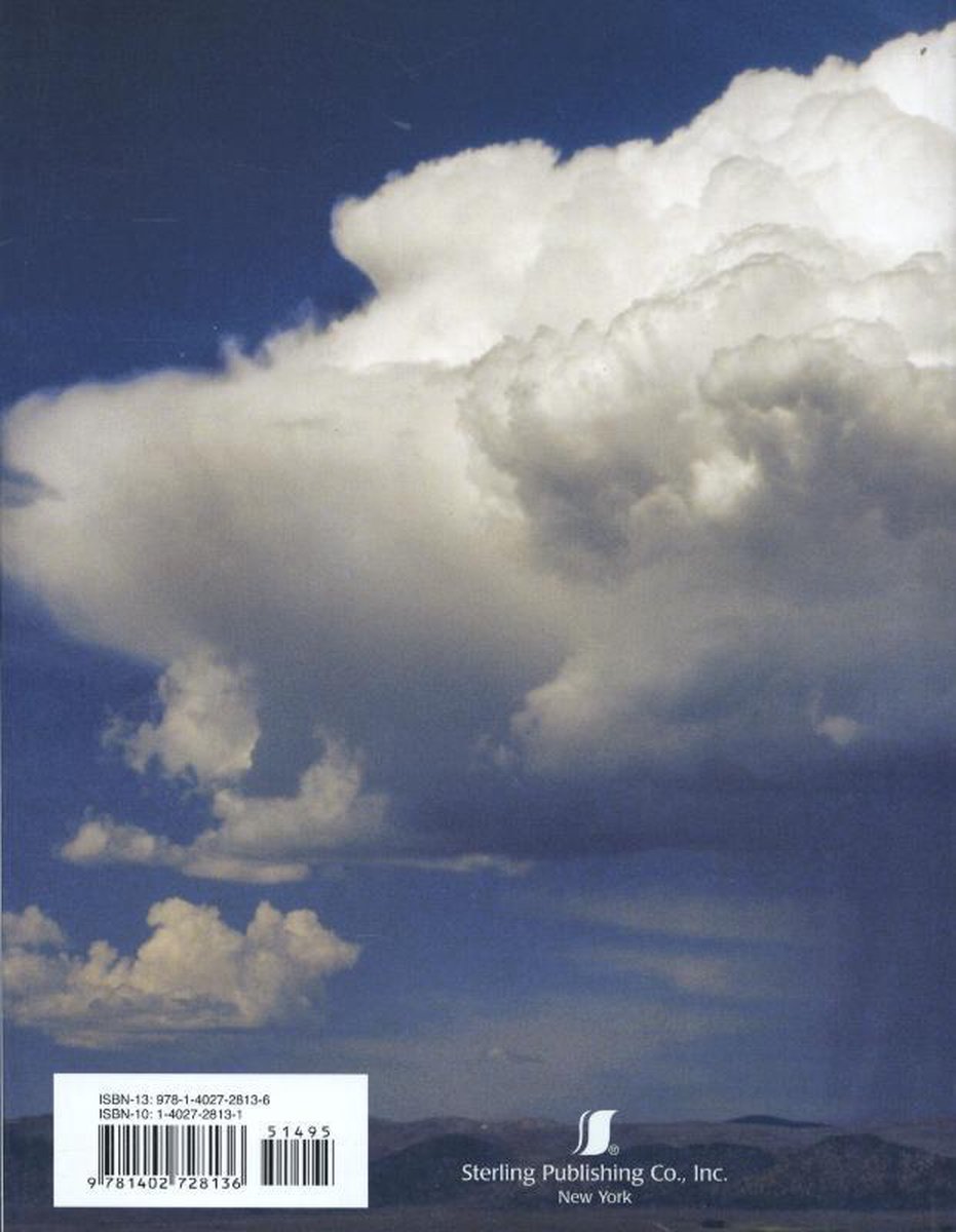 Achterkant van het boek "The Book of Clouds" met een grote, dramatische wolk tegen een blauwe lucht. ISBN-informatie en uitgeverij "Sterling Publishing Co., Inc. New York" zijn zichtbaar.