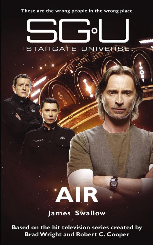 Boekomslag van SGU Stargate Universe: Air. Drie mannen, twee in militaire uniformen, kijken ernstig. Ruimte-achtergrond.