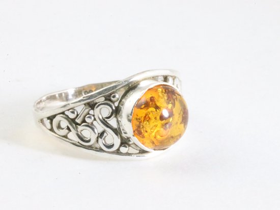 Fijne opengewerkte zilveren ring met amber - maat 17