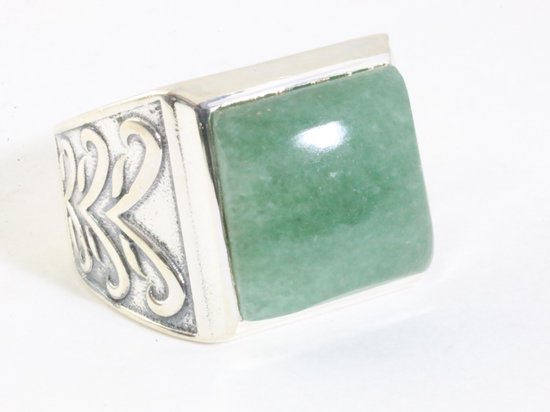 Zware bewerkte zilveren ring met jade - maat 18.5