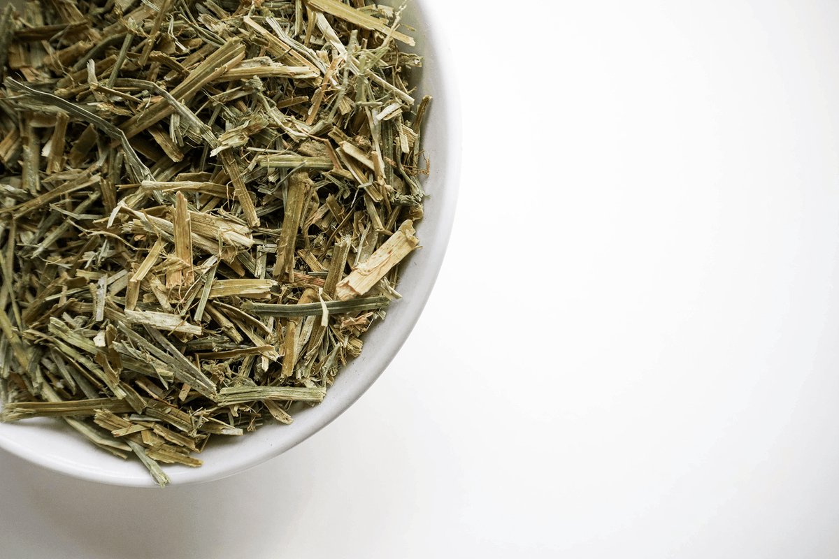 Kippenpakket.nl - Kippenvoer - Luzerne Snippers 10.8L Emmer - Heerlijke Groenvoer Kippensnack - Rijk aan Vitamines en Mineralen - Voor een Optimale Gezondheid en Darmflora