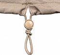 Beige beschermhoes met een elastisch rijgkoord en knoop.