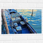 Muursticker - Blauwe Gondel met Gouden Details op de Wateren van Venetië - 60x40 cm Foto op Muursticker