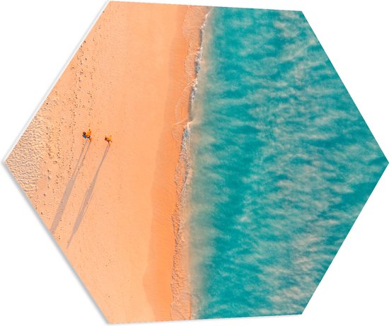 PVC Schuimplaat Hexagon - Bovenaanzicht van Koppel tijdens Strandwandeling langs Felblauwe Oceaan - 80x69.6 cm Foto op Hexagon (Met Ophangsysteem)