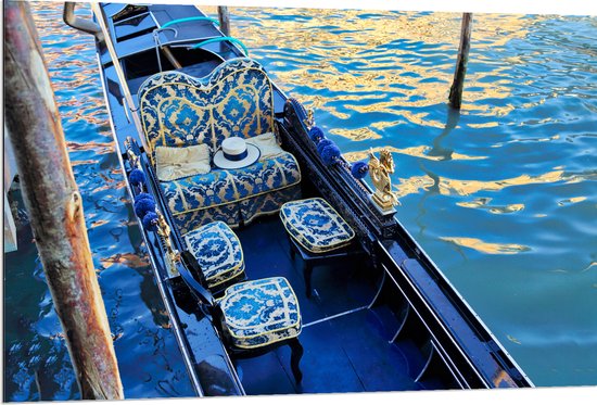 Dibond - Blauwe Gondel met Gouden Details op de Wateren van Venetië - 120x80 cm Foto op Aluminium (Wanddecoratie van metaal)