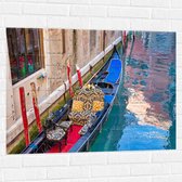 Muursticker - Blauwe Gondel met Rode en Gouden Details op de Smalle Wateren van Venetië - 100x75 cm Foto op Muursticker