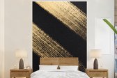 Behang - Fotobehang Gouden verfstrepen op een zwarte achtergrond - Breedte 145 cm x hoogte 220 cm