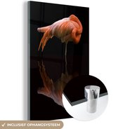 MuchoWow® Glasschilderij 80x120 cm - Schilderij acrylglas - Reflectie van een roze flamingo op een zwarte achtergrond. - Foto op glas - Schilderijen