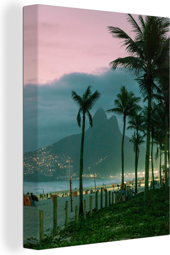 Canvas schilderij 120x160 cm - Wanddecoratie Berg bij Ipanema-strand tussen de palmen in Rio de Janeiro - Muurdecoratie woonkamer - Slaapkamer decoratie - Kamer accessoires - Schilderijen