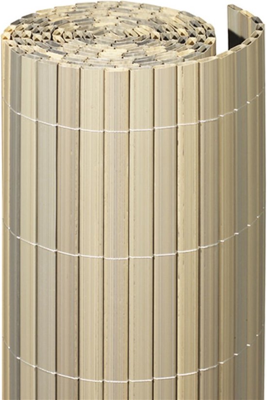 Opgerold lichtgrijs PVC tuinscherm met verticale lamellen en dunne witte draden.
