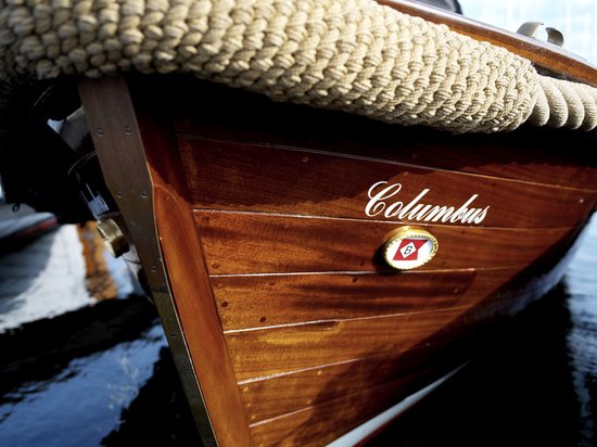 De houten boeg van de boot 'Columbus' met een dik touw erop, glanzend donker hout.
