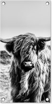 Tuinposter Koe - Schotse hooglander - Zwart - Wit - Dier - Natuur - Wild - 30x60 cm - Tuindoek - Buitenposter